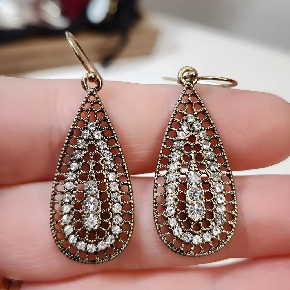💎 2/$15 INC Pave Crystal Antiqued Gold tone  Filigree Tear Drop Dangle Earrings - Picture 6 of 6
